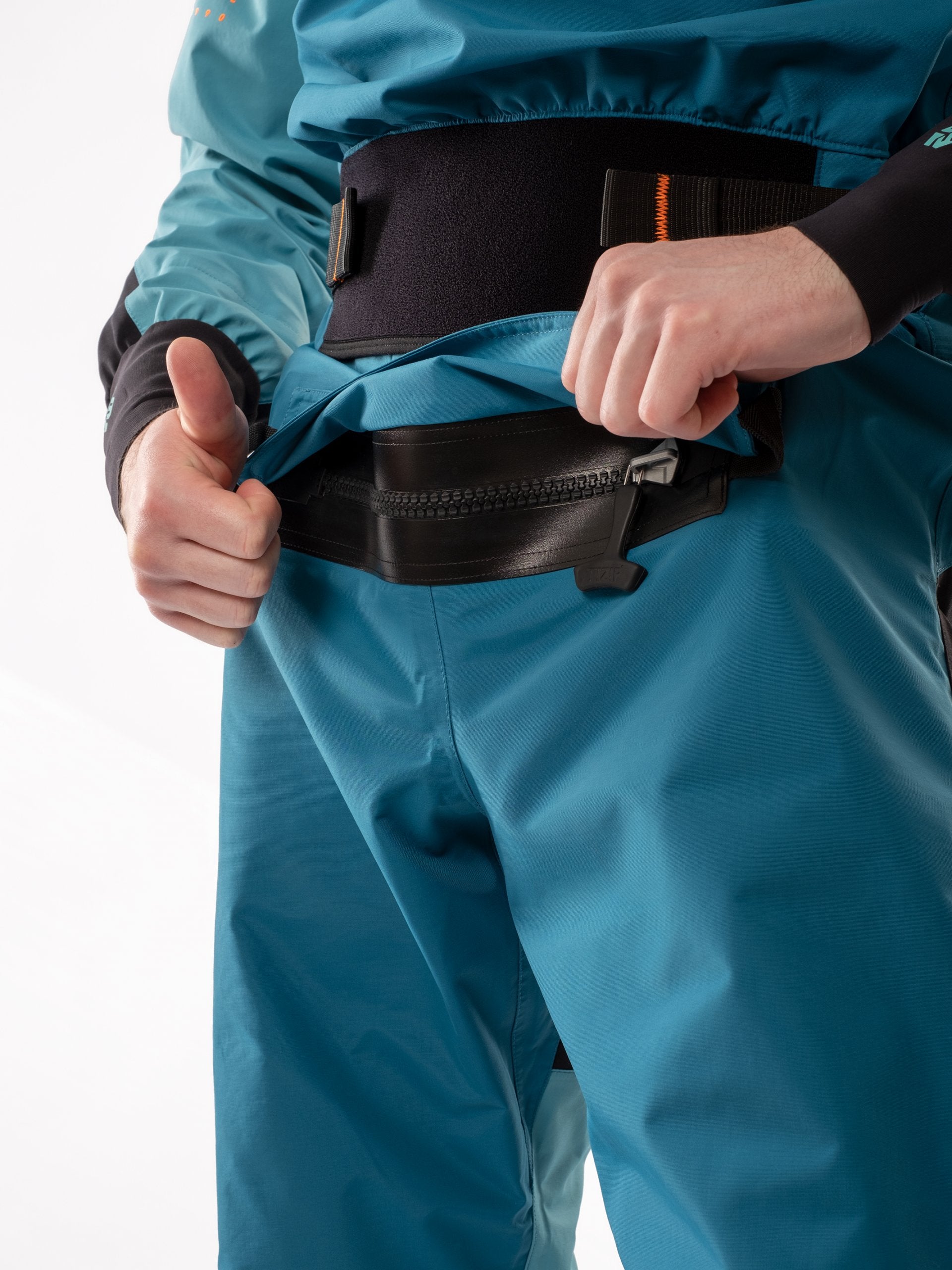 CLOSE UP VIEW OF ODIN AIR 4 X ZIPPER FRONT