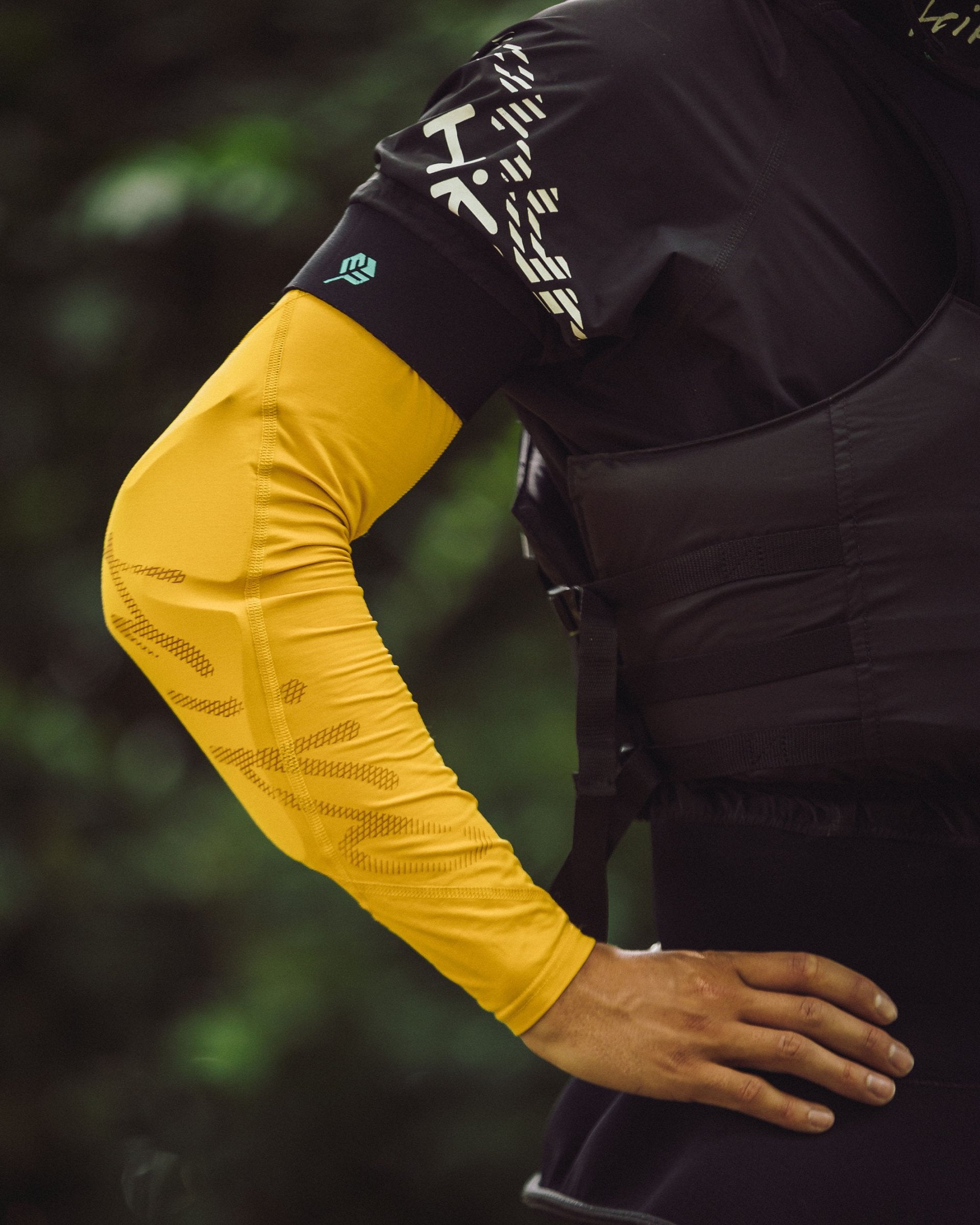 HIKO SHADE V4 CROSS LONG SLEEVED TOP - CLOSE UP ELBOW VIEW